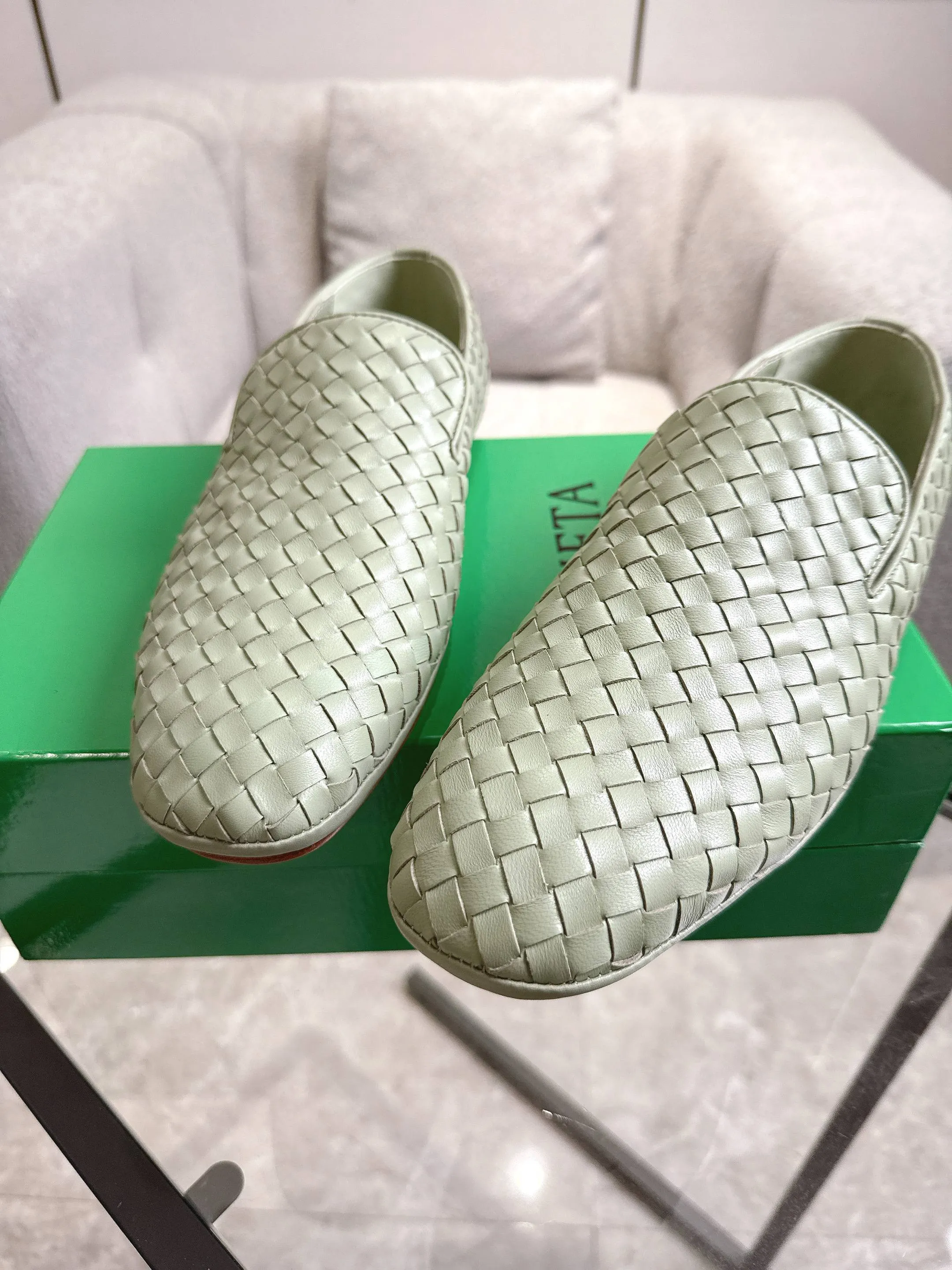 [BV] Top P: 760💰Size for couples: 35-44 (40.41 for women, 38 for men, 45.46.47, custom-made, non-returnable) Bottega Veneta 2025 autumn counter synchronized genuine leather outsole classic woven beanie shoes for couples, Bottega Veneta square-toe flat shoes, imported mixed sheepskin, imported sheep! Leather outsole! [Rose][Rose]! Purely hand-woven and operated, the original board is reproduced one-to-one! quality assurance!